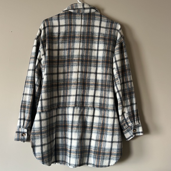 Blue B Boutique Plaid Button Up Shacket Large - Picture 4 of 7
